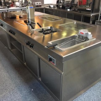 Showroommodel RVS maatwerk naadloos kookeiland