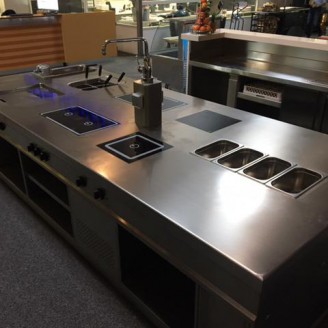 Showroommodel RVS maatwerk naadloos kookeiland