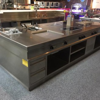 Showroommodel RVS maatwerk naadloos kookeiland