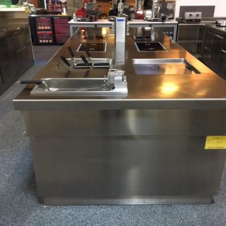 Showroommodel RVS maatwerk naadloos kookeiland