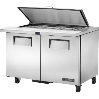 True saladette 2-deurs Mega Top met vlak deksel - 340L (18x 1/6)