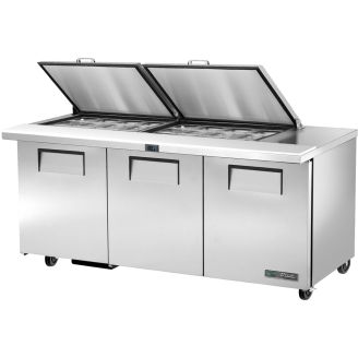 True saladette 3-deurs Mega Top met vlak deksel - 538L (24x 1/6)